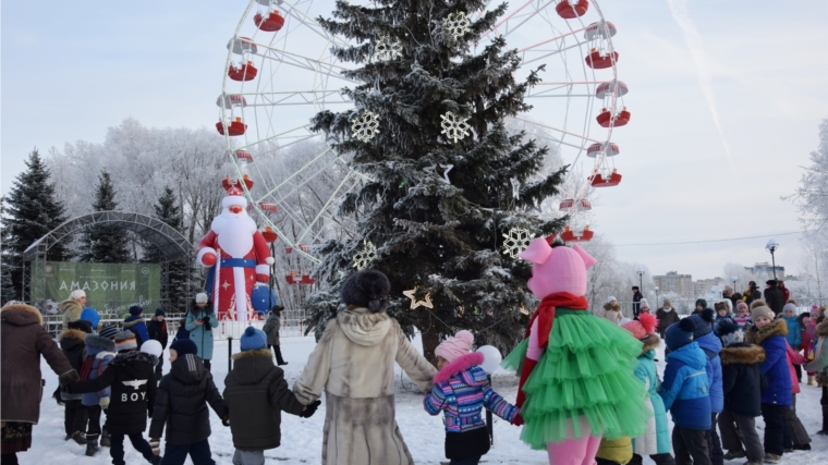 В Московском районе г. Чебоксары состоялось открытие новогодней елки