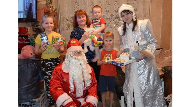 В Московском районе Дед Мороз и Снегурочка поздравили на дому детей, нуждающихся в защите и поддержке государства