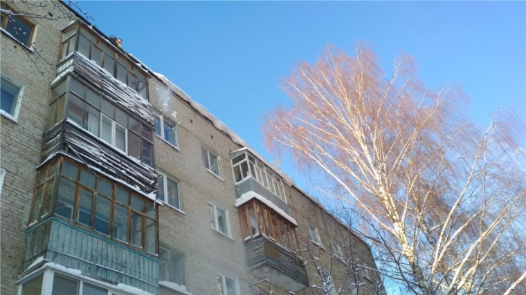 В Московском районе проводится работа по очистке снега с кровли зданий и сооружений