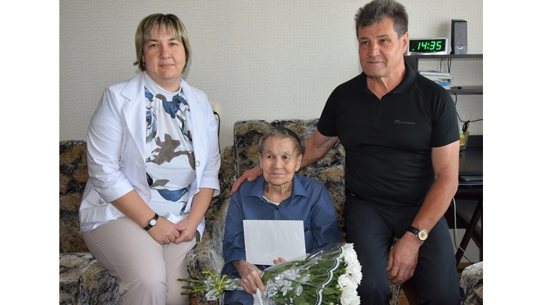 Долгожительница Московского района Сергеева Нонна Семёновна по случаю юбилея принимает поздравления