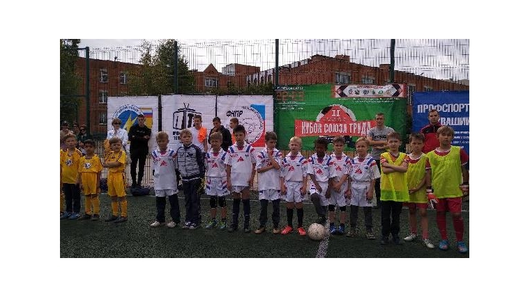 Все играют в футбол: на спортивной площадке СОШ №61 детские команды сражались за победу