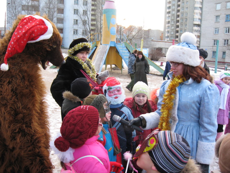 Несмотря на мороз, собравшаяся детвора не хотела отпускать Деда Мороза и Снегурочку