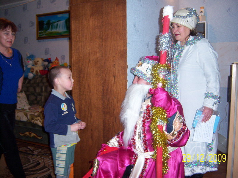 В ТОС «Горьковский» Дед Мороз и Снегурочка поздравили детей на дому
