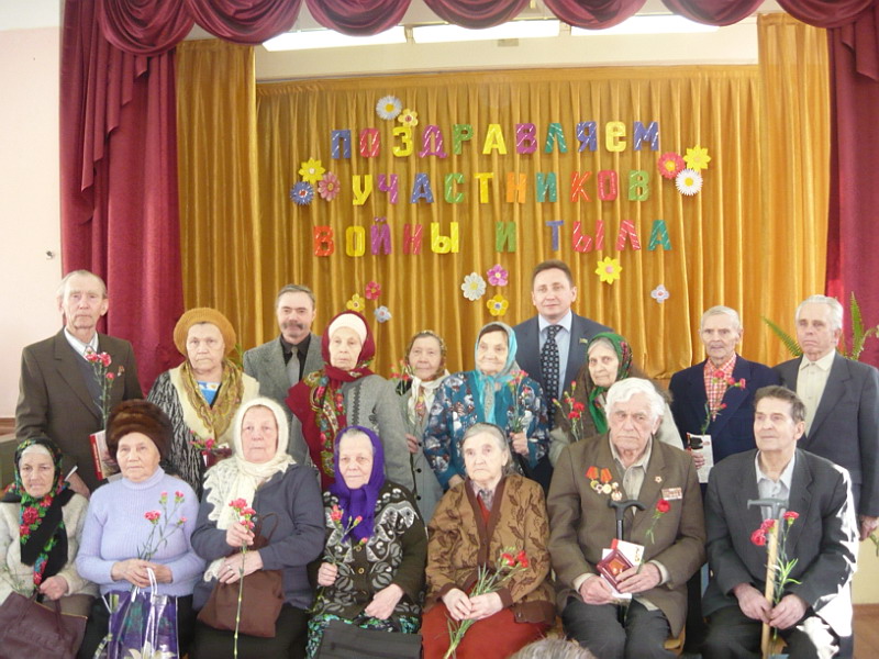 Депутат Александр Андреев торжественно вручил ветеранам войны юбилейные медали 