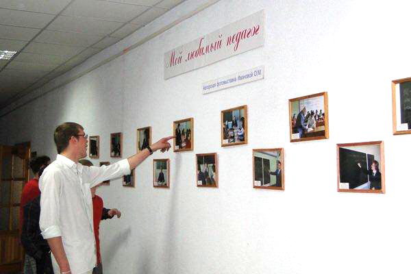 09:47 В Год учителя в Чебоксарском кооперативном институте открылась фотовыставка «Мой любимый педагог» 
