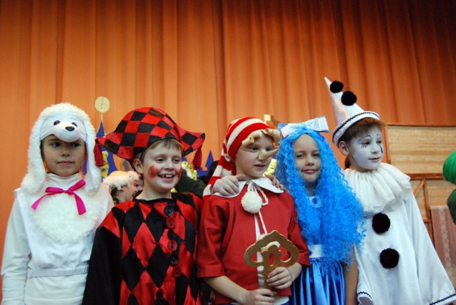 Во время рождественских каникул ДК «Салют» приглашает юных зрителей на театрализованное представление «Новые приключения Буратино»