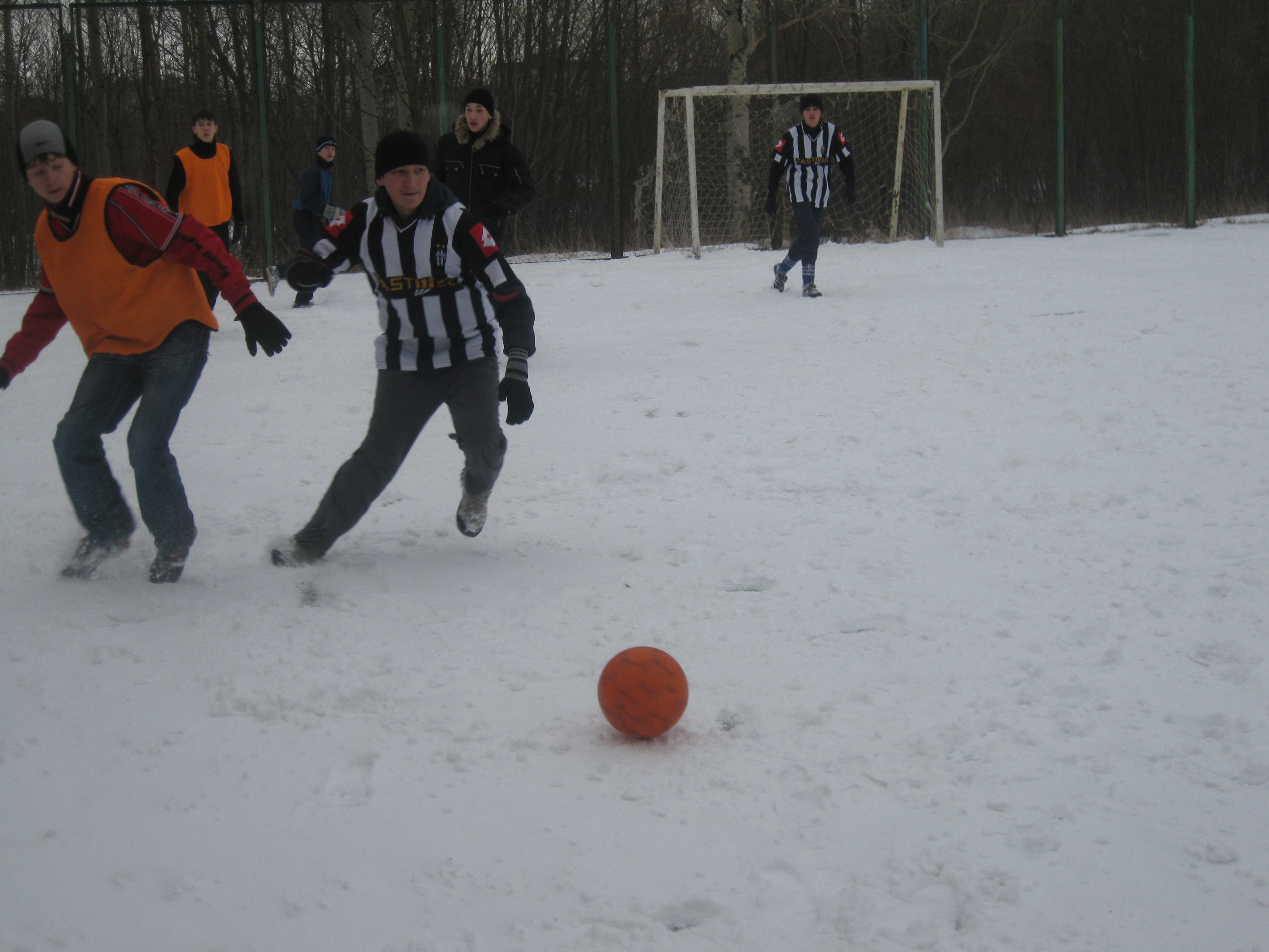 В дни зимних каникул проходит первенство г. Чебоксары по зимнему футболу 