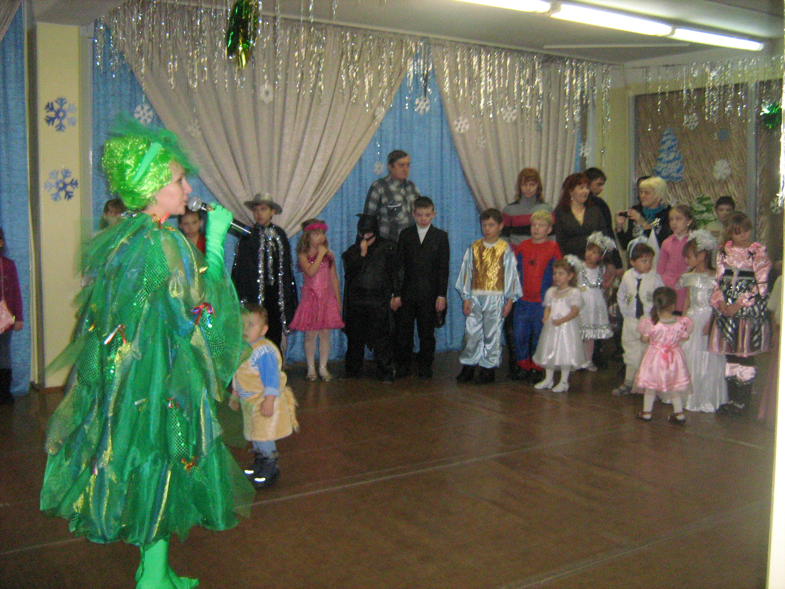 Традиционный районный праздник «Серебряная звездочка» зажег огни на новогодней елке для детей-сирот