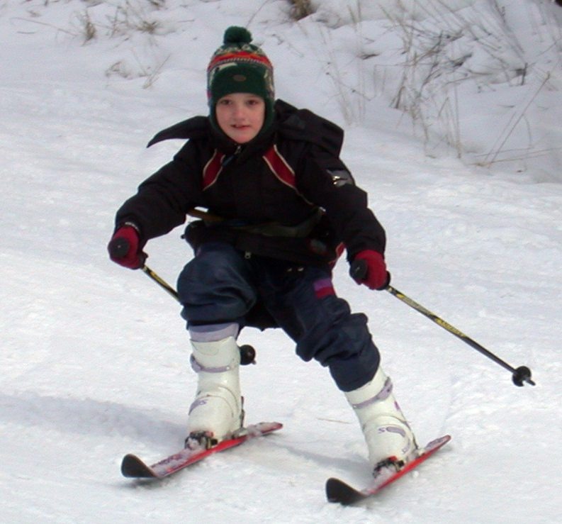 Маленькие лыжники. Дети на лыжах. Мальчик на лыжах. Катание на лыжах дети. Малыш на лыжах.