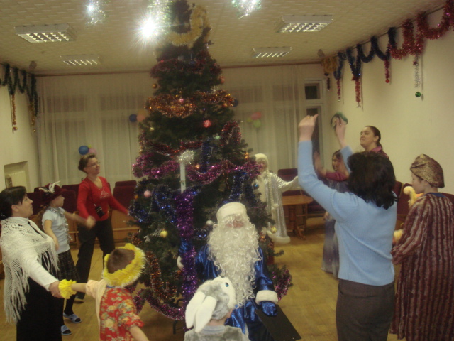Воспитанники реабилитационного центра Московского района попрощались с новогодней елочкой