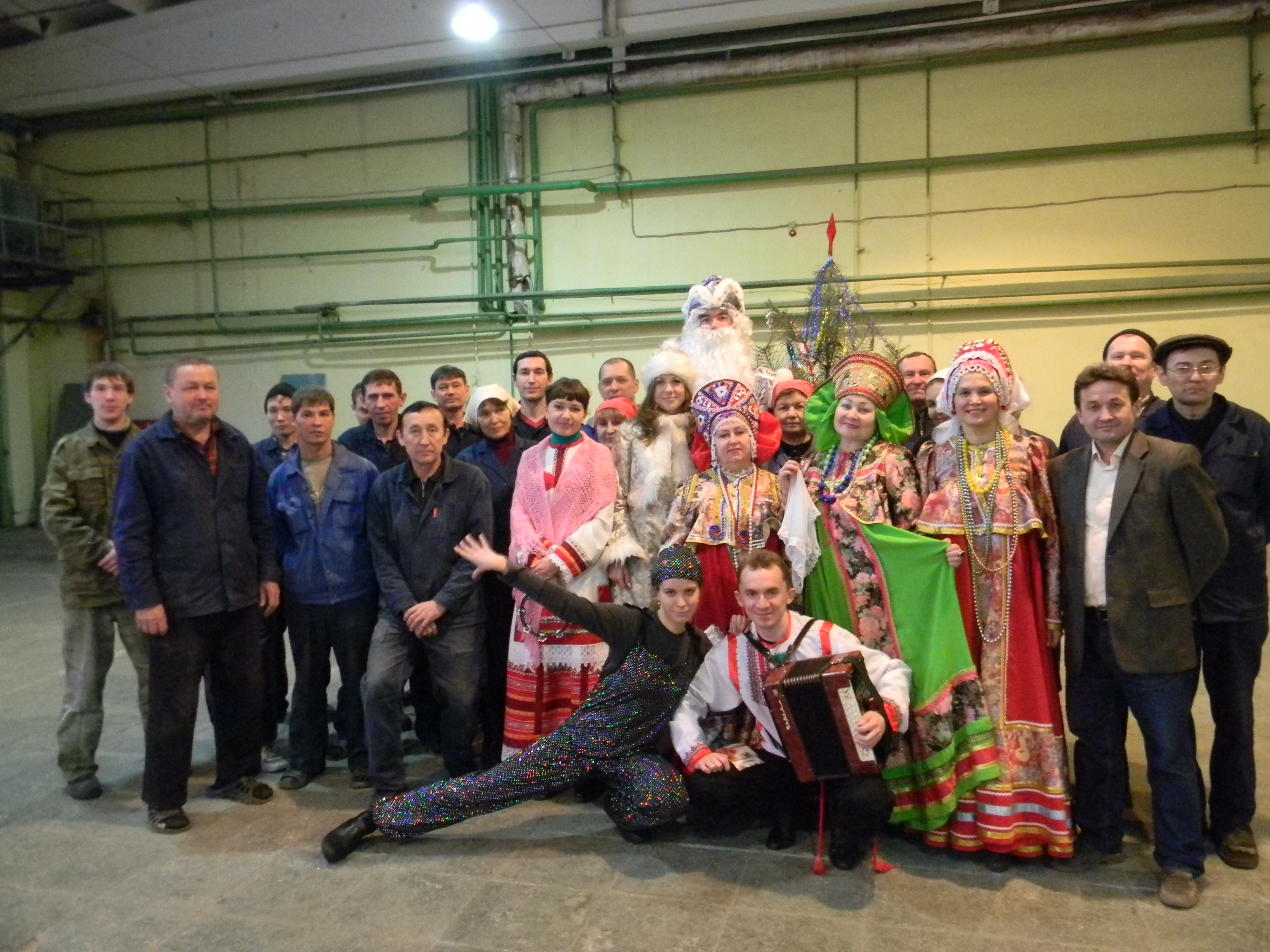 Работники ОАО «ЧПО им. В.И. Чапаева» встречают Новый год песнями и танцами
