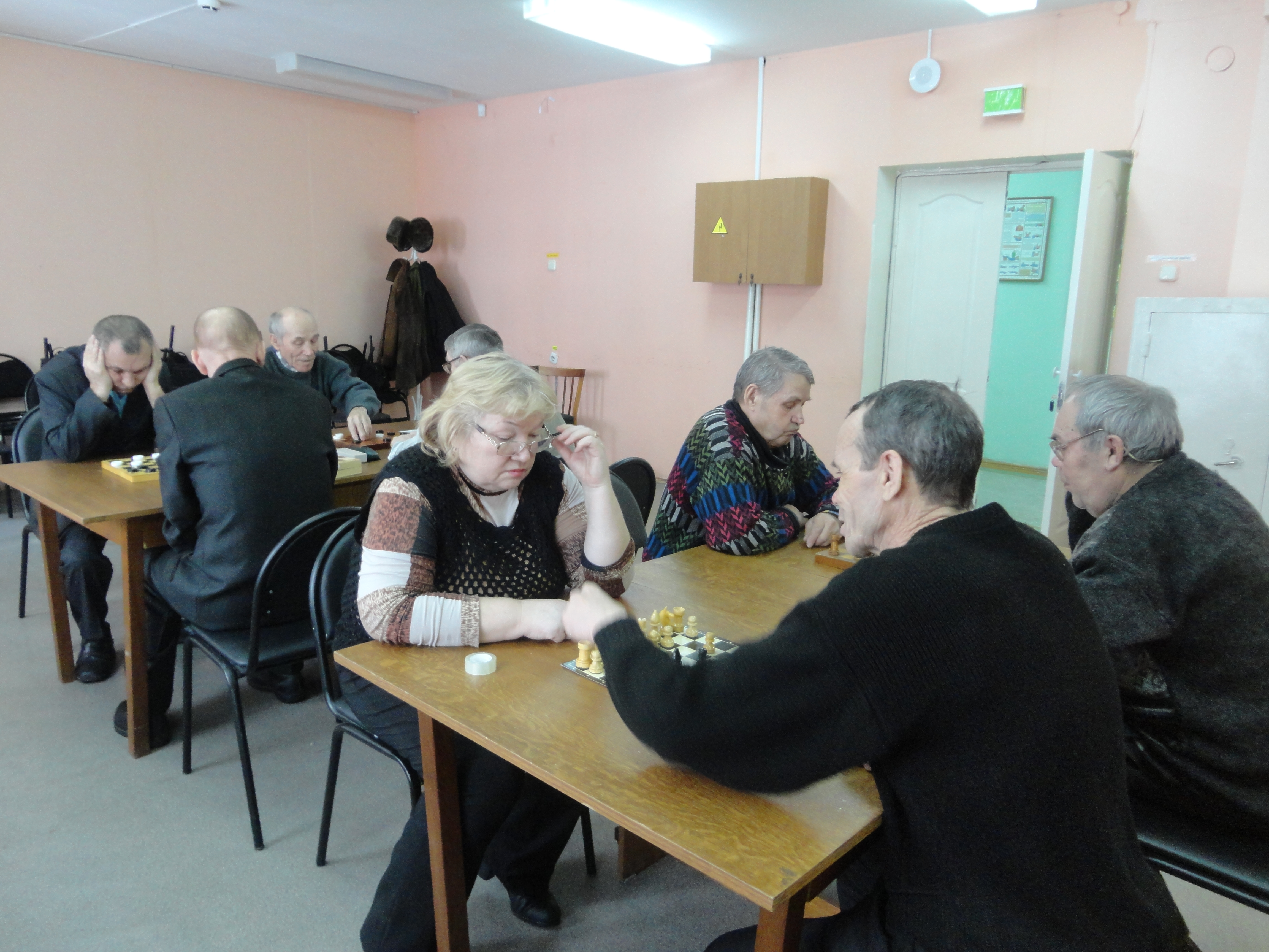 Международный день пожилых людей: в Центре социального обслуживания населения состоялся шахматно-шашечный турнир