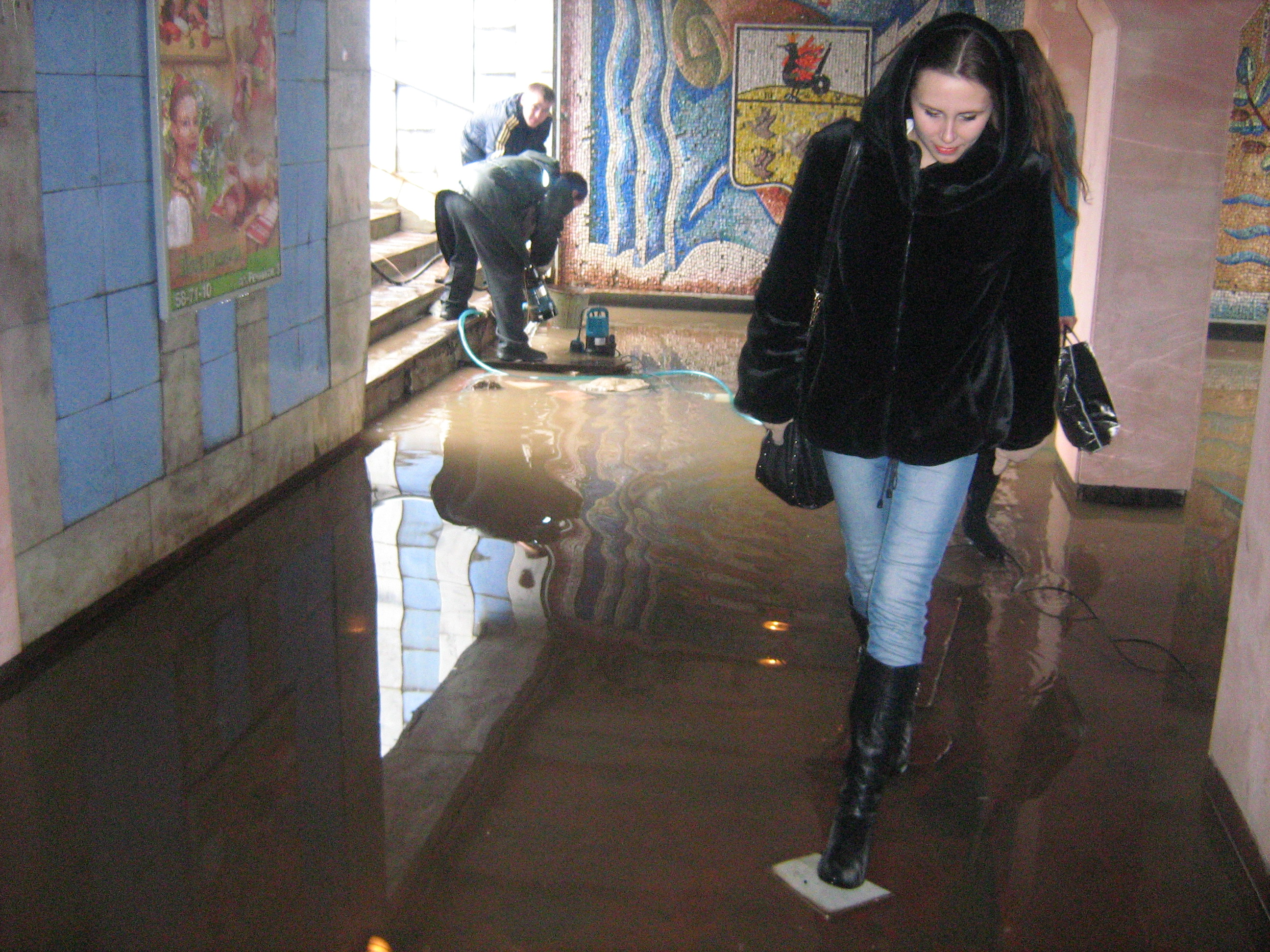 Паводок-2012: в пешеходном переходе между ОАО «ЭЛАРА» и кинотеатром «Сеспель» производятся работы по откачке талых вод