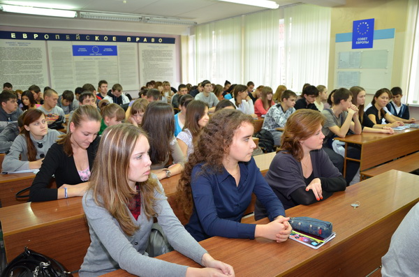 Студенческий и преподавательский состав Чебоксарского кооперативного института обсудил актуальные темы Единого информационного дня 