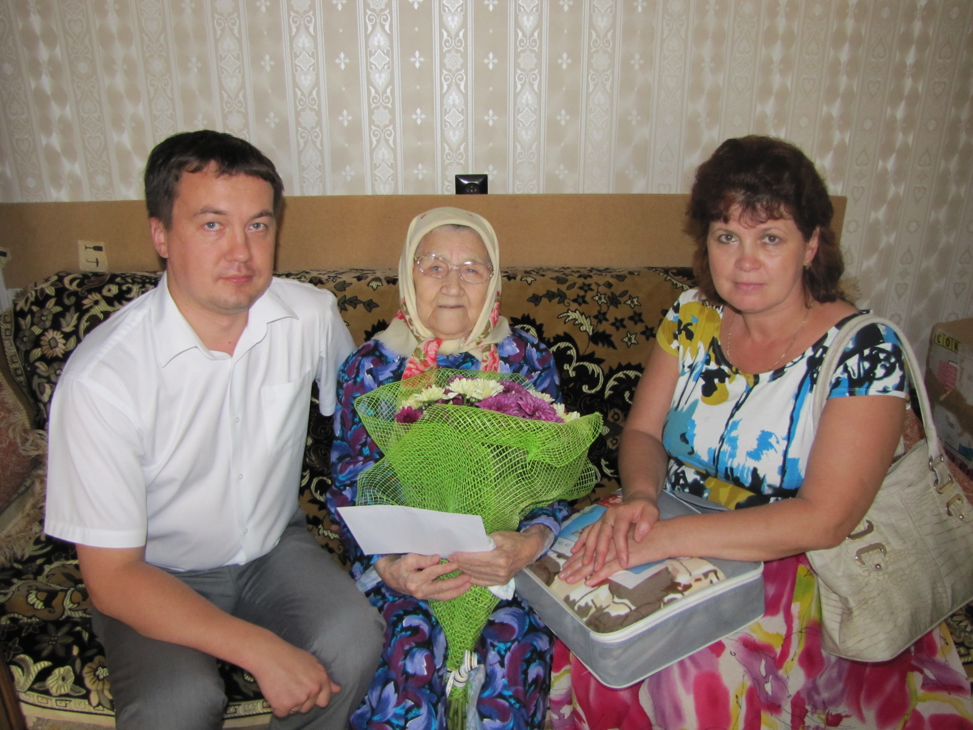 Глава администрации Московского района г. Чебоксары Андрей Петров поздравил с 90-летием Сосану Яковлеву 
