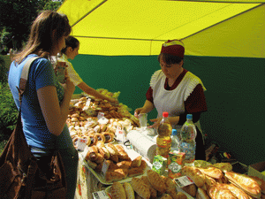 В рамках празднования Дня России предприятия торговли и общественного питания организуют выездную торговлю 
