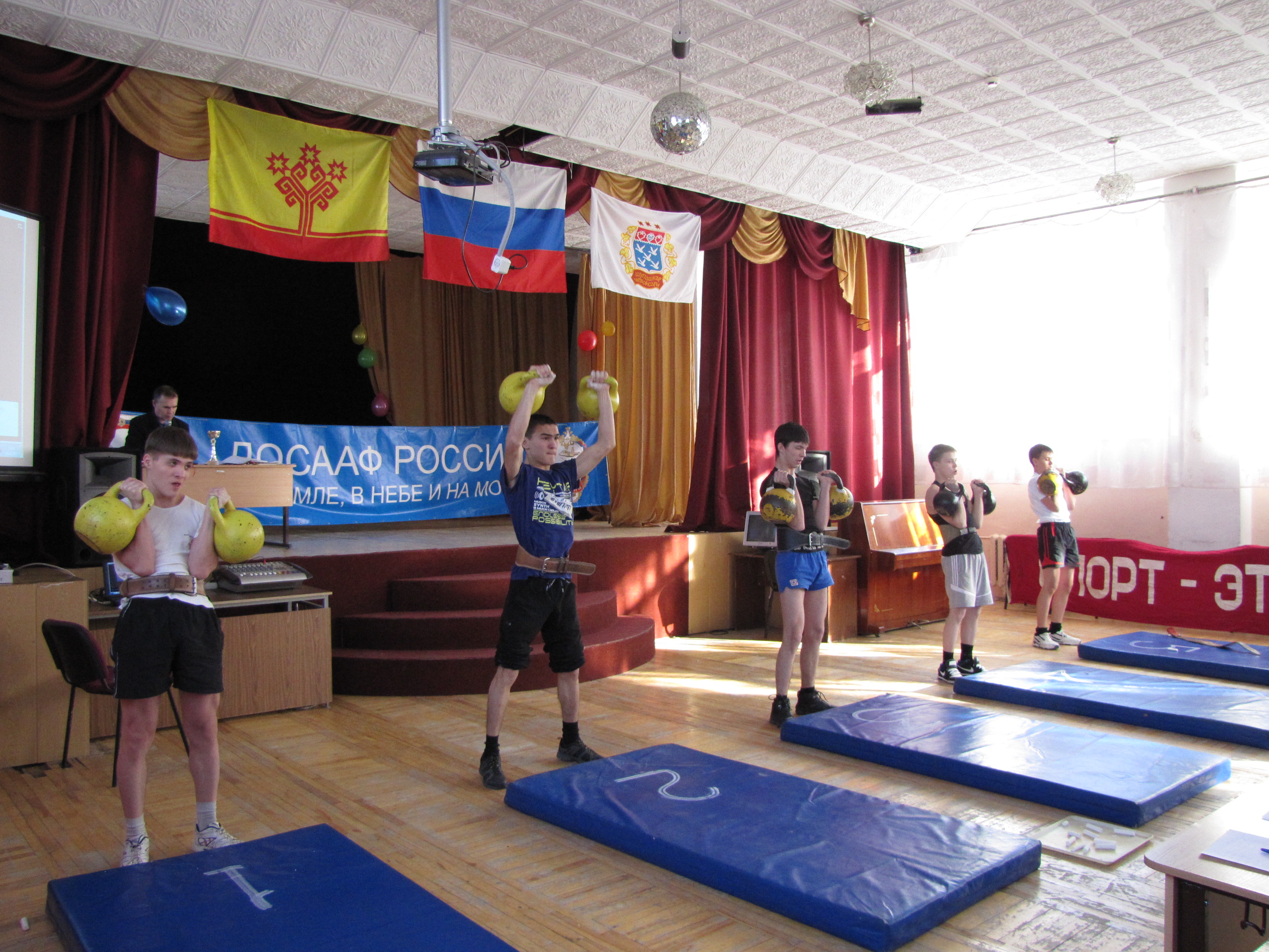 В целях воспитания у молодежи чувства патриотизма прошли соревнования по гиревому спорту среди школьников
